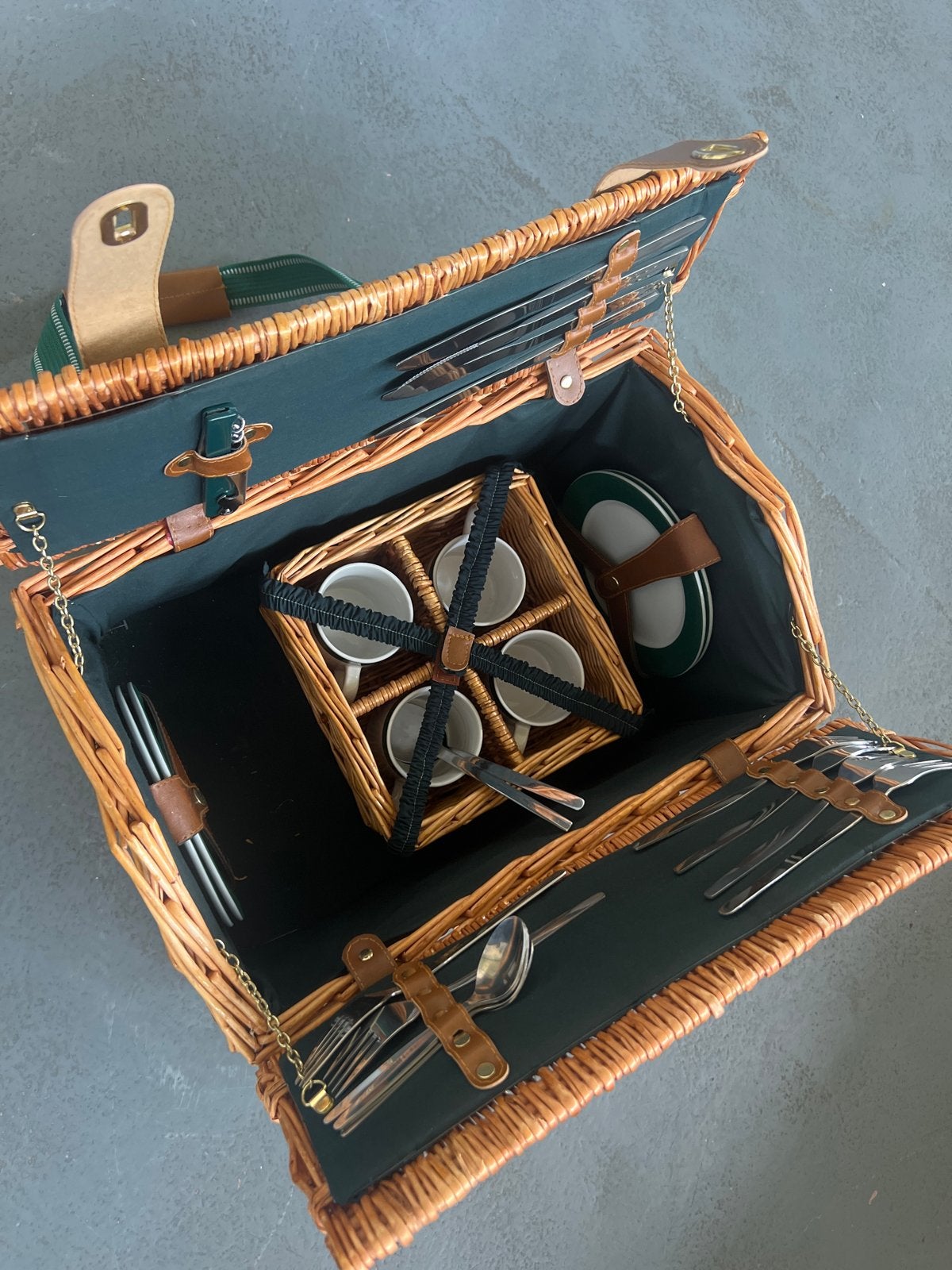 Luxe Picknickmand Compleet met Servies en Bestek, Ophalen, Zo goed als nieuw