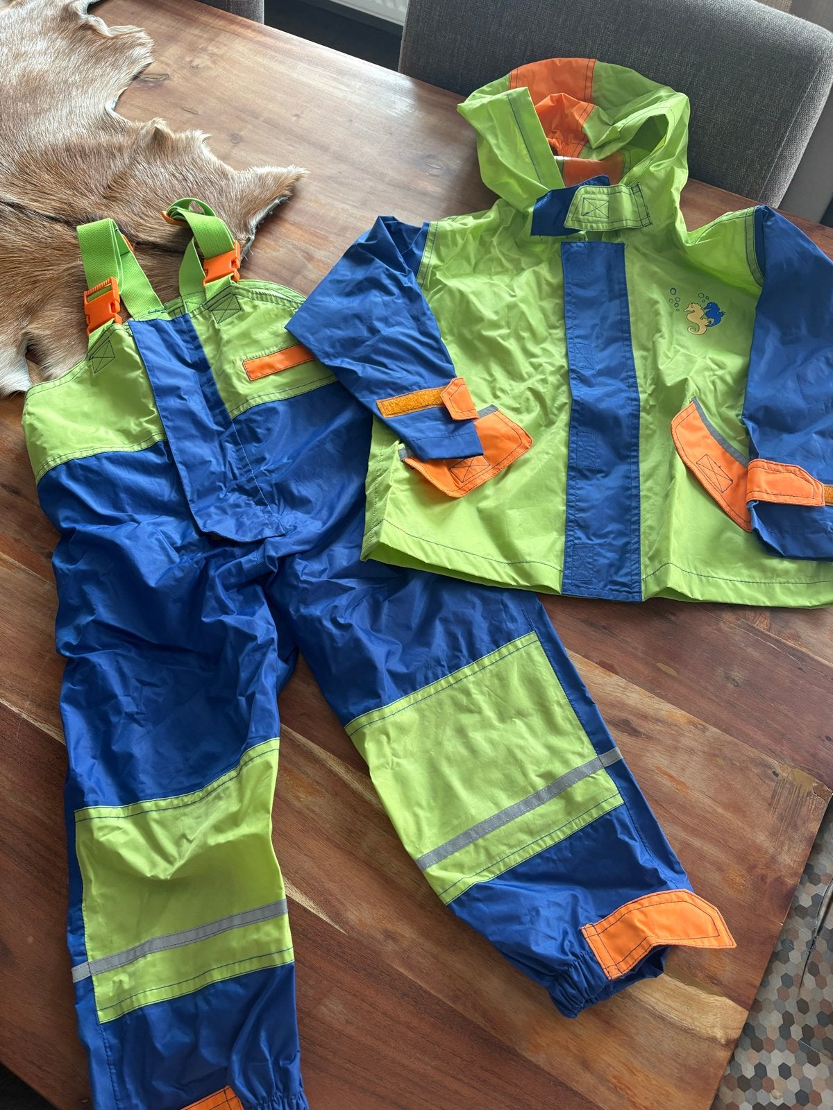 Regenpak regenbroek en regenjas jas  104 - Zo goed als nieuw, Ophalen of Verzenden, Zo goed als nieuw, Jongen of Meisje, Setje
