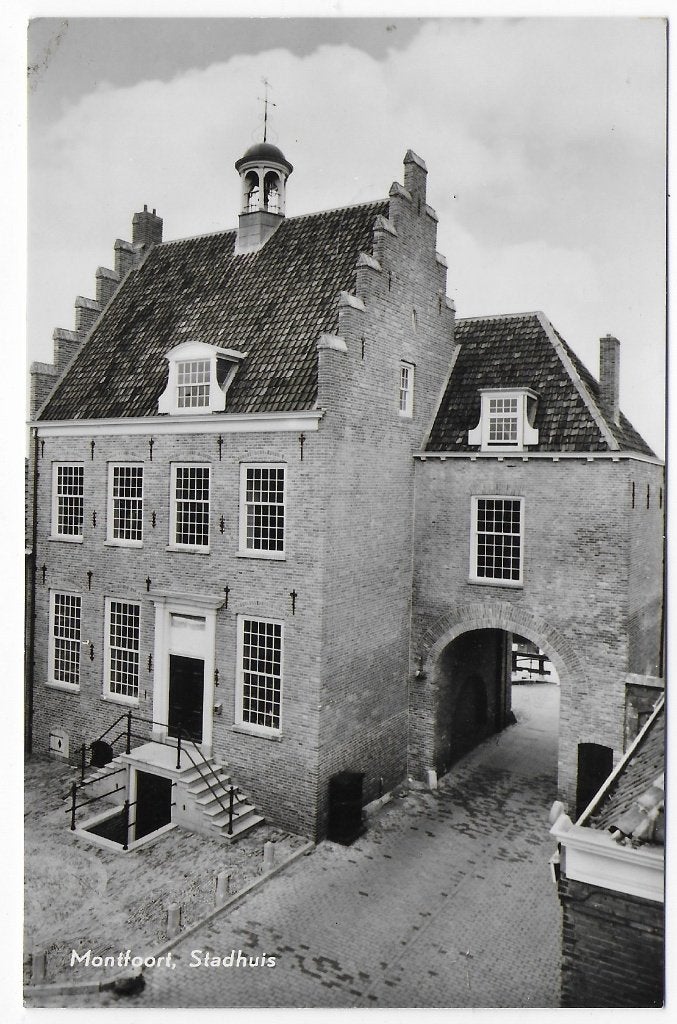 Montfoort Stadhuis Ongelopen Ansichtkaart ( B6783 ), Verzamelen, Ansichtkaarten | Nederland, Ophalen of Verzenden, 1940 tot 1960