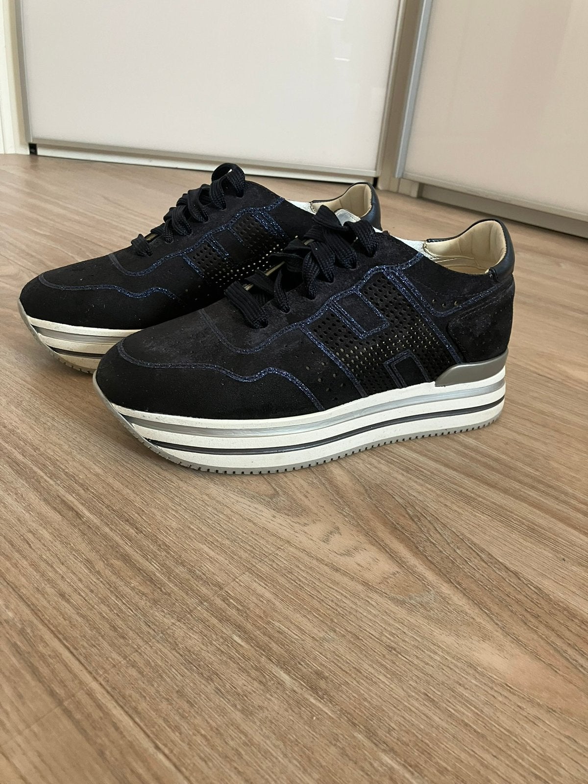 Hogan sneakers donkerblauw maat 36 – ongedragen, Kleding | Dames, Ophalen, Zo goed als nieuw, Blauw, Sneakers of Gympen