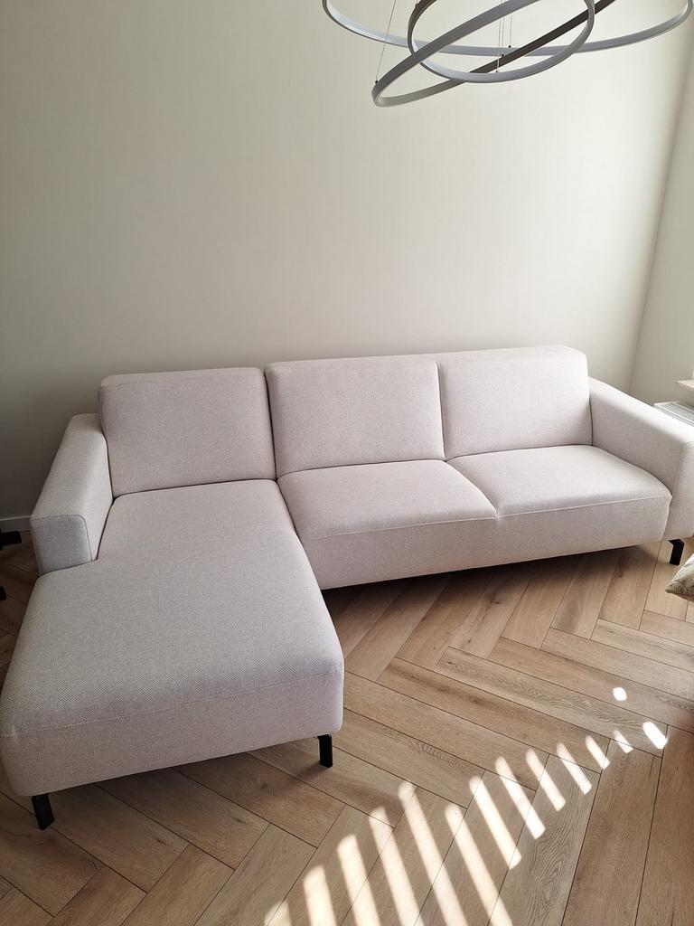 Moderne nog nieuwe Hoekbank met Lounge - Lichtbeige Stof, Huis en Inrichting, Banken | Bankstellen, Ophalen, 250 tot 300 cm, Hoekbank
