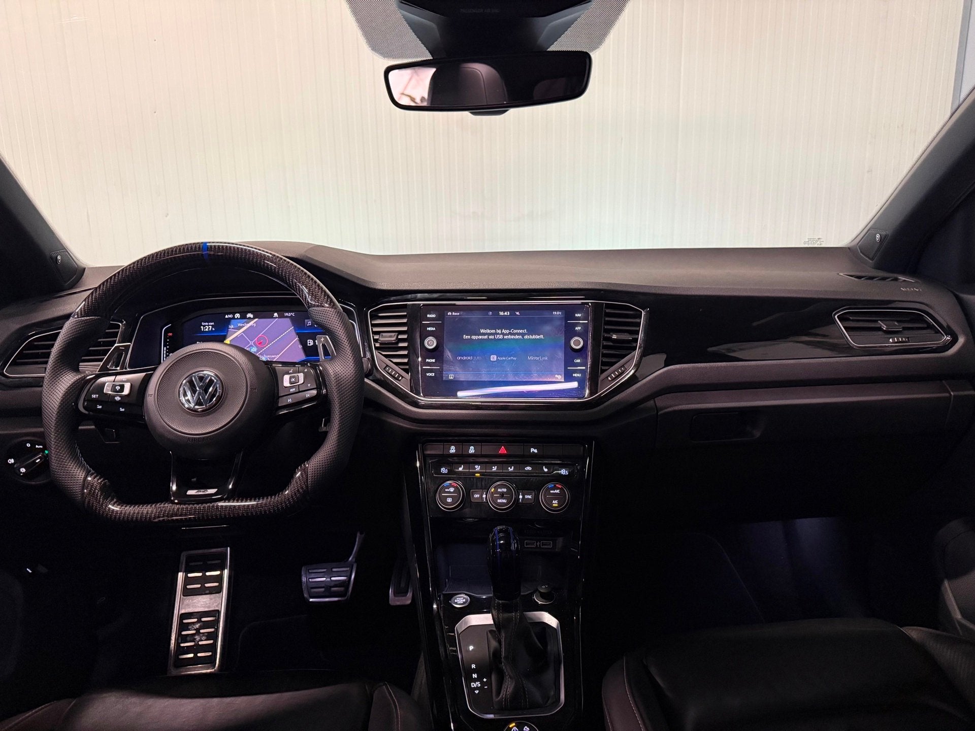 Volkswagen T-Roc 2.0 TSI 4Motion R | AKRAPOVIC | PANO | BEAT, Auto's, Volkswagen, Automaat, Gebruikt, Euro 6, 4 cilinders