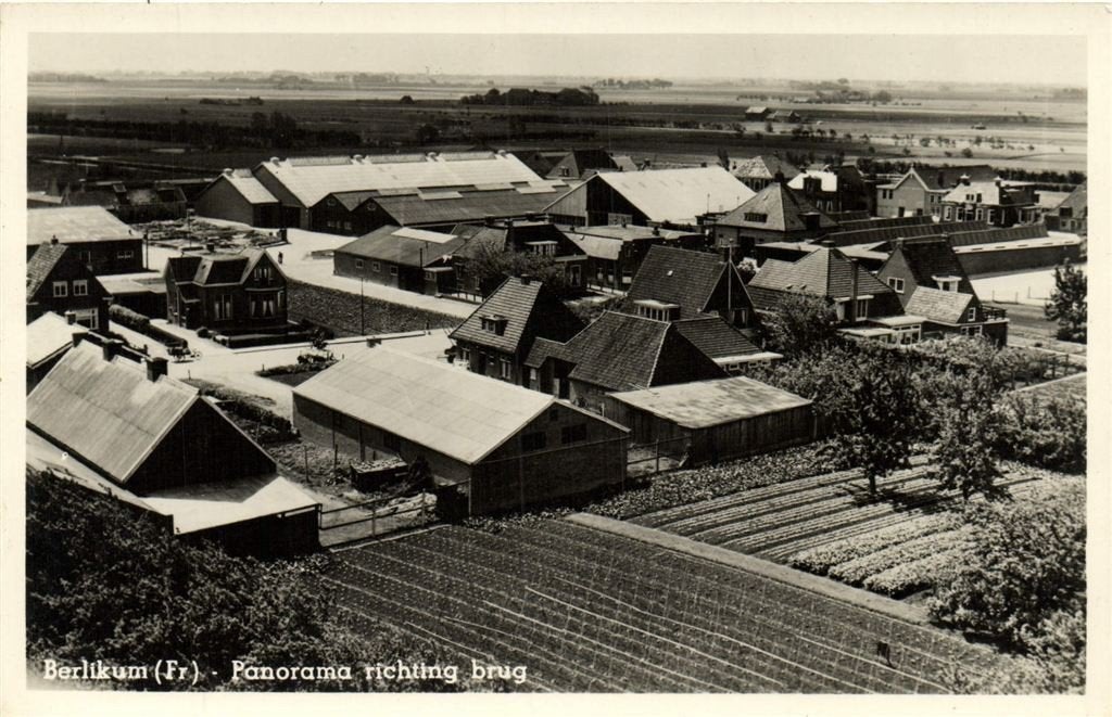Berlikum [Fr.] - Panorama richting brug - ongelopen, Verzamelen, Ansichtkaarten | Nederland, Verzenden, 1940 tot 1960, Ongelopen