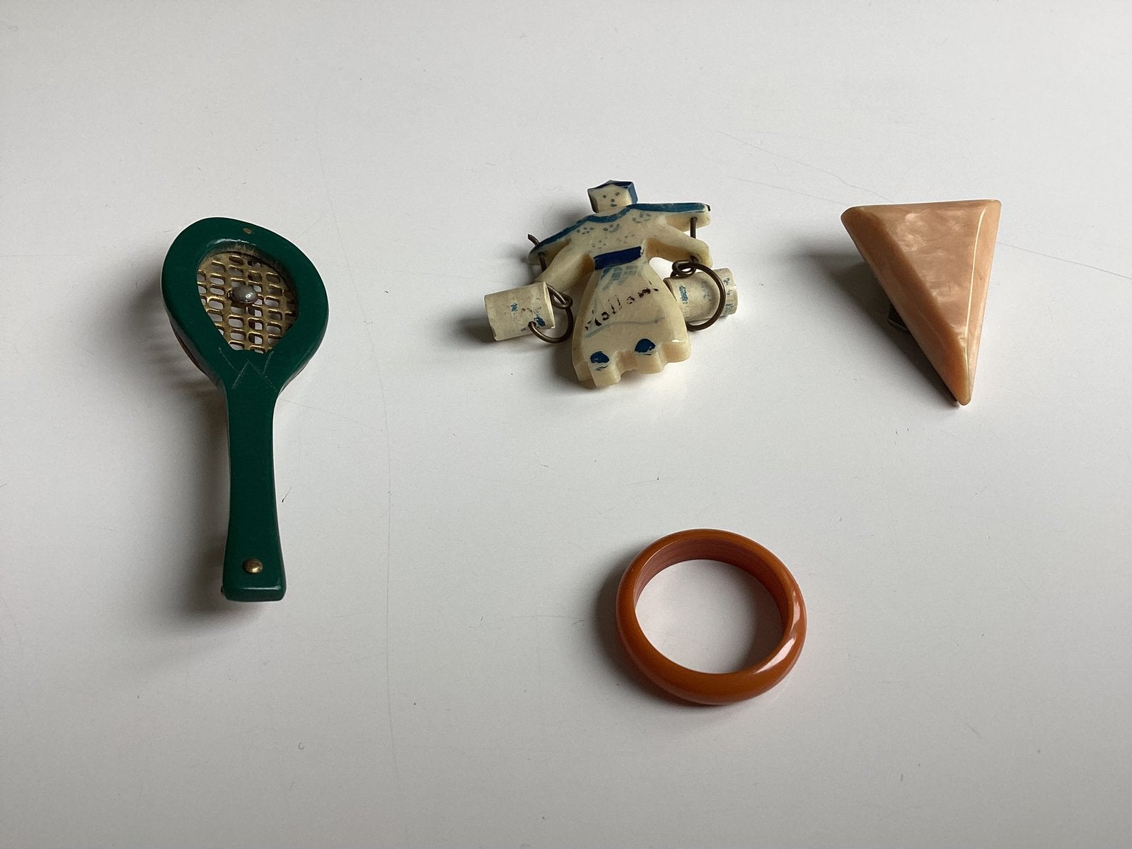 Broche, tenis racket, melkmeisje,rose, en bakeliet ring18mm., Ophalen, Zo goed als nieuw, Roze, Overige materialen