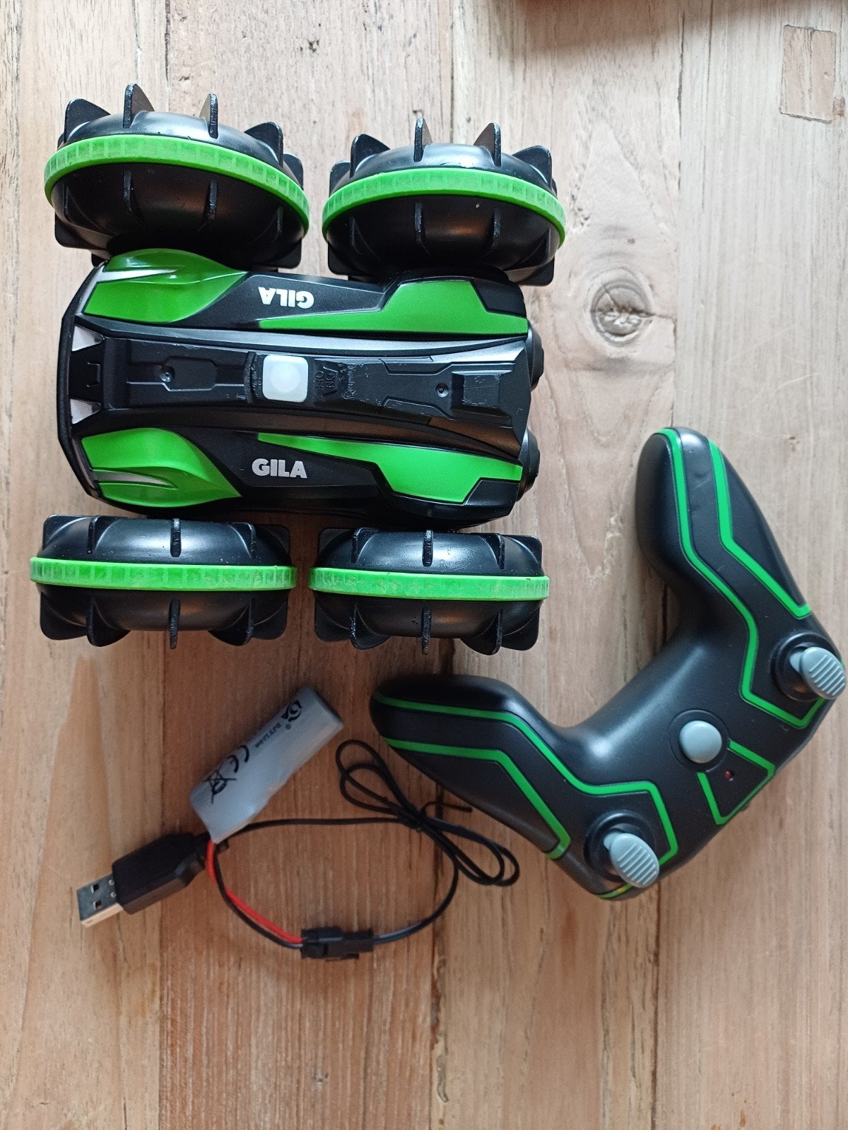 GILA RC Stunt Auto met Afstandsbediening en Accu, Hobby en Vrije tijd, Modelbouw | Radiografisch | Auto's, Elektro, Gebruikt, Auto offroad