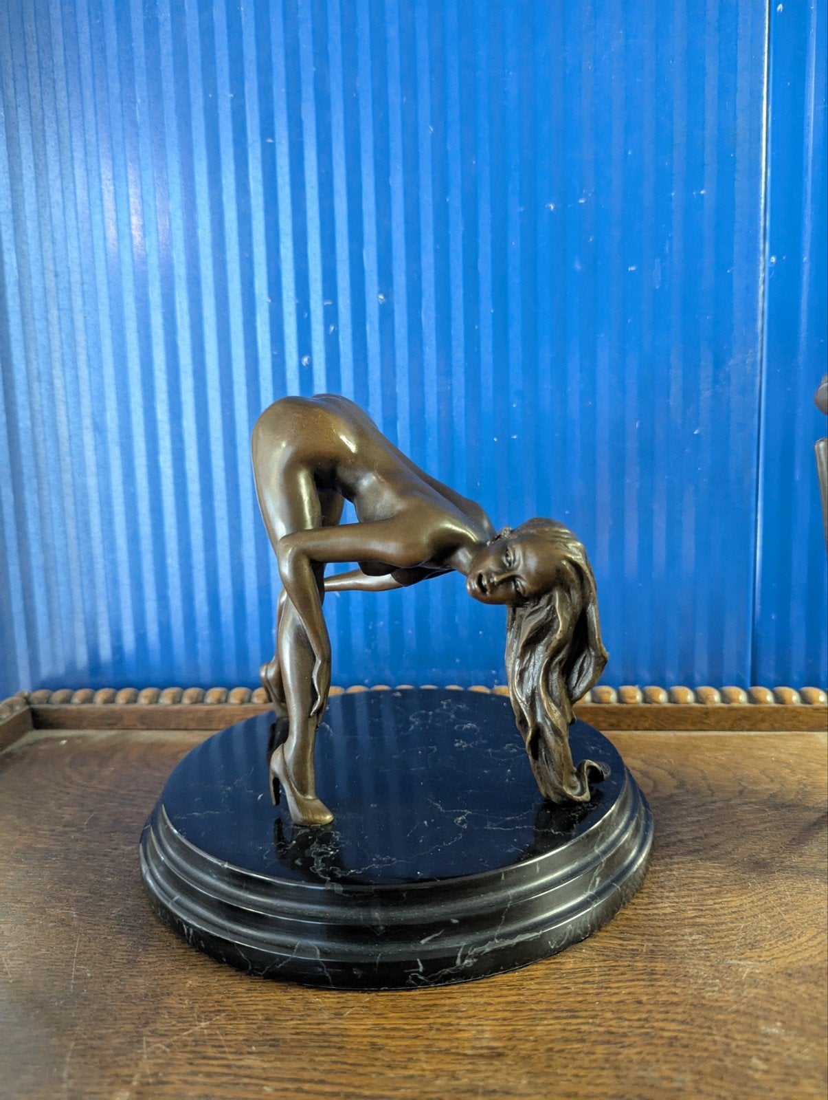 Bronzen sculptuur van een vrouw op marmeren sokkel, Antiek en Kunst, Ophalen of Verzenden, Brons, 20 - 50 cm, Beeld