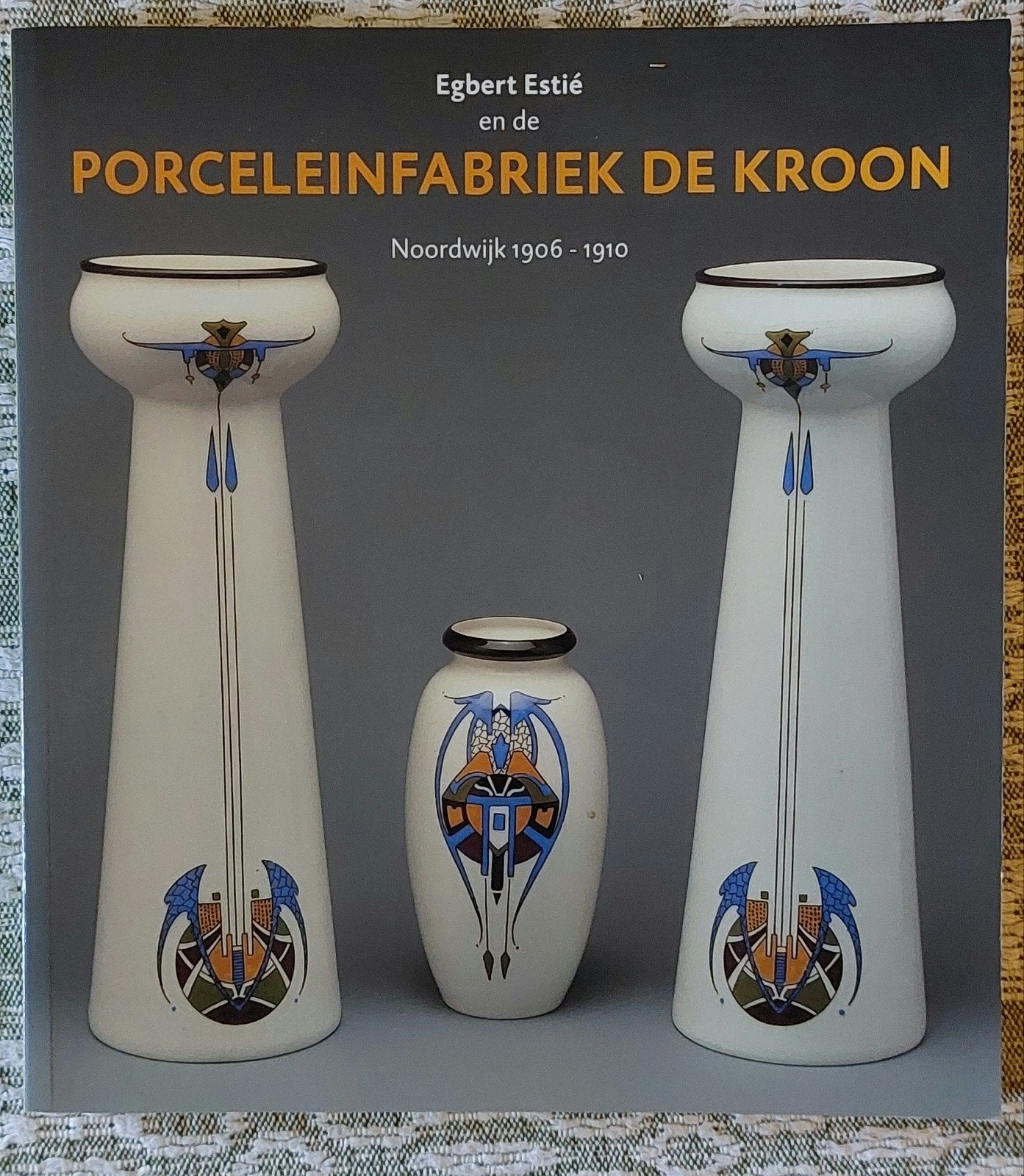 Egbert Estié en de Porseleinfabriek De Kroon boek, Ophalen of Verzenden, Zo goed als nieuw, Overige onderwerpen, Diverse auteurs, waaronder Antoinet Verhoeven en Dick Buis