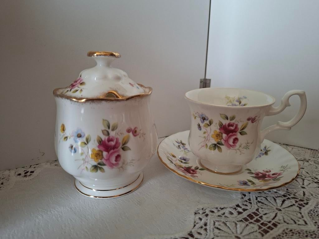 Royal Albert Tenderness marmeladepot en dames kop en schotel, Antiek en Kunst, Antiek | Servies compleet, Ophalen of Verzenden