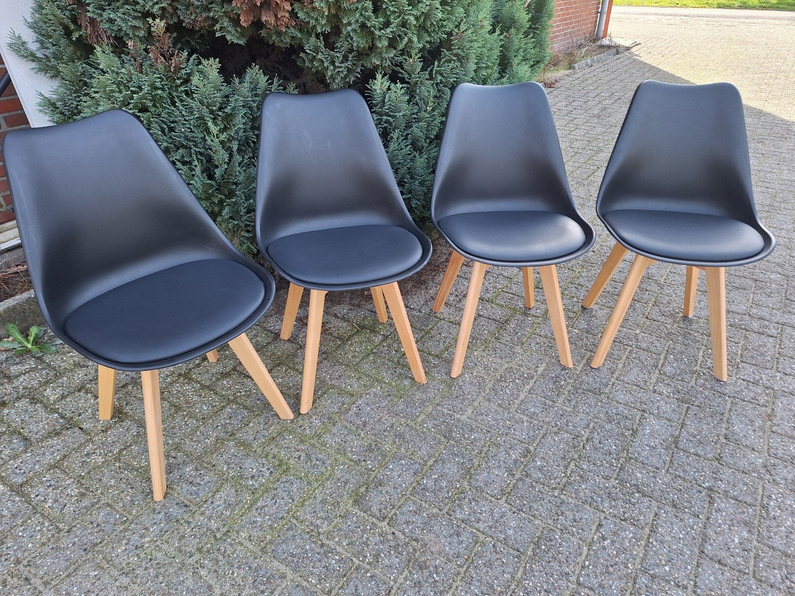 4 zwarte kunststof eetkamerstoelen met houten poten, Zwart, Zo goed als nieuw, Vier, Ophalen
