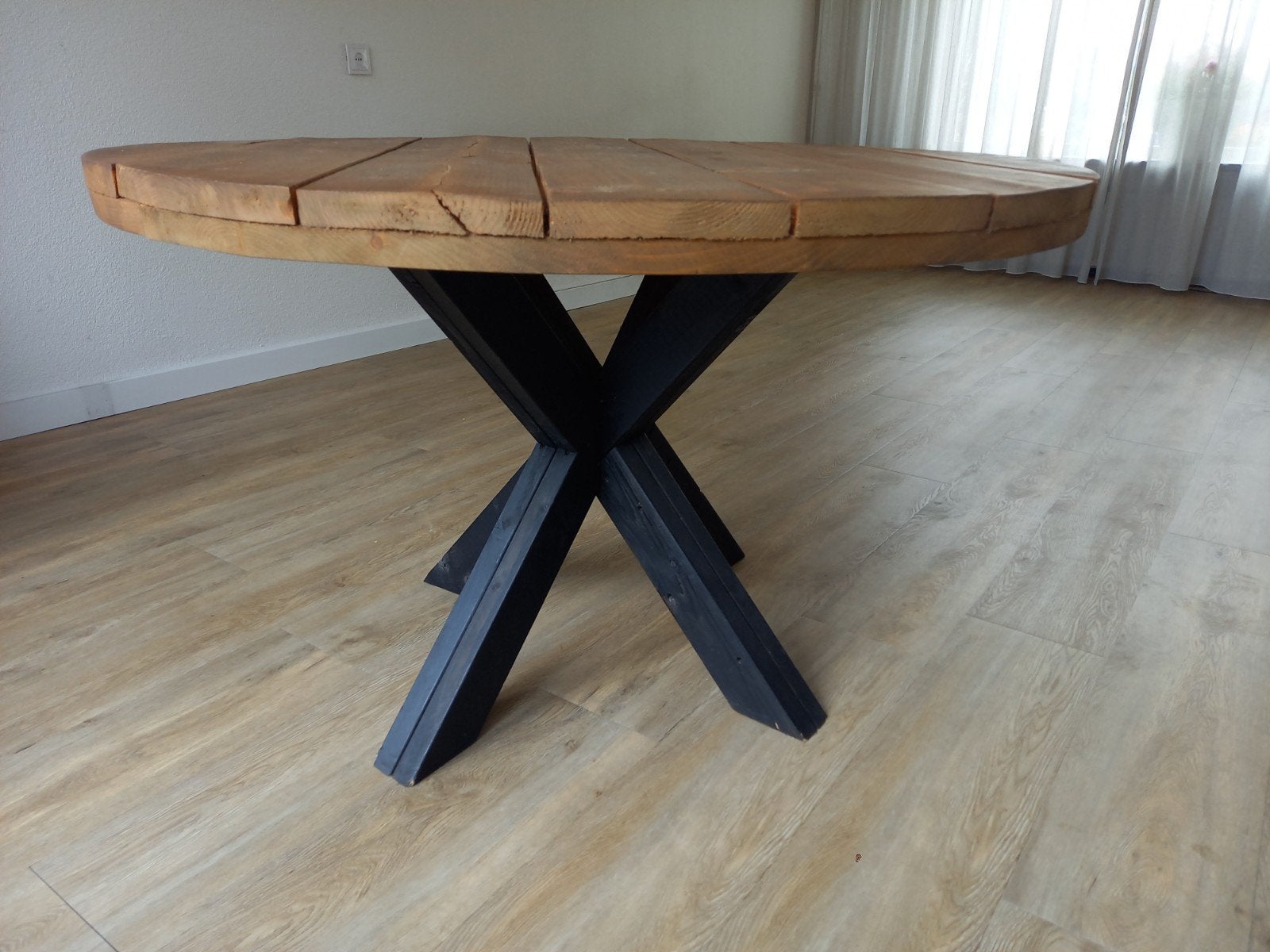 Robuuste ronde houten tafel met x-poot, Ophalen, Gebruikt, Rond, Vier personen