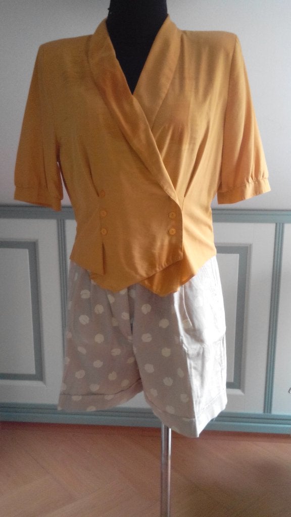 Zonnige bloes met overslag okergeel maat 38, Kleding | Dames, Blouses en Tunieken, Ophalen of Verzenden, Zo goed als nieuw, Maat 38/40 (M)