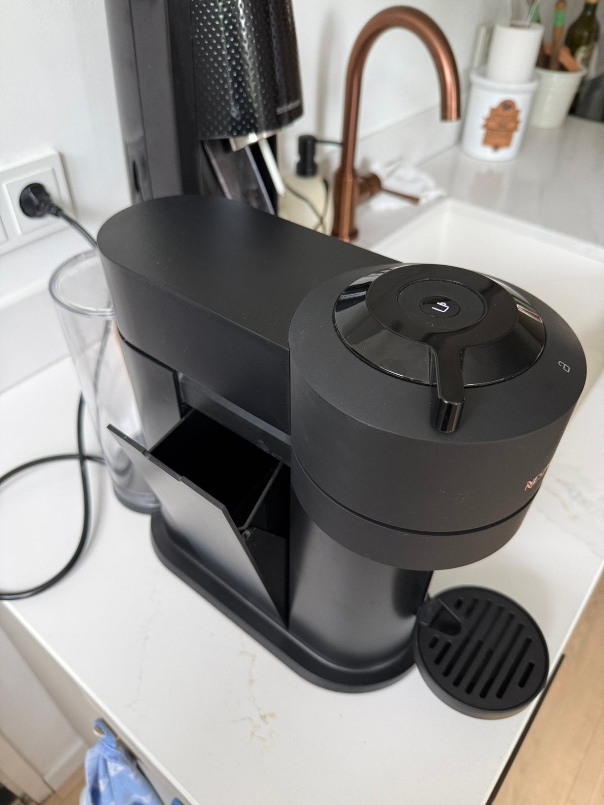 Nespresse Vertuo koffiezetapparaat, Witgoed en Apparatuur, Koffiezetapparaten, Ophalen, Koffiemachine, Zo goed als nieuw, Koffiepads en cups