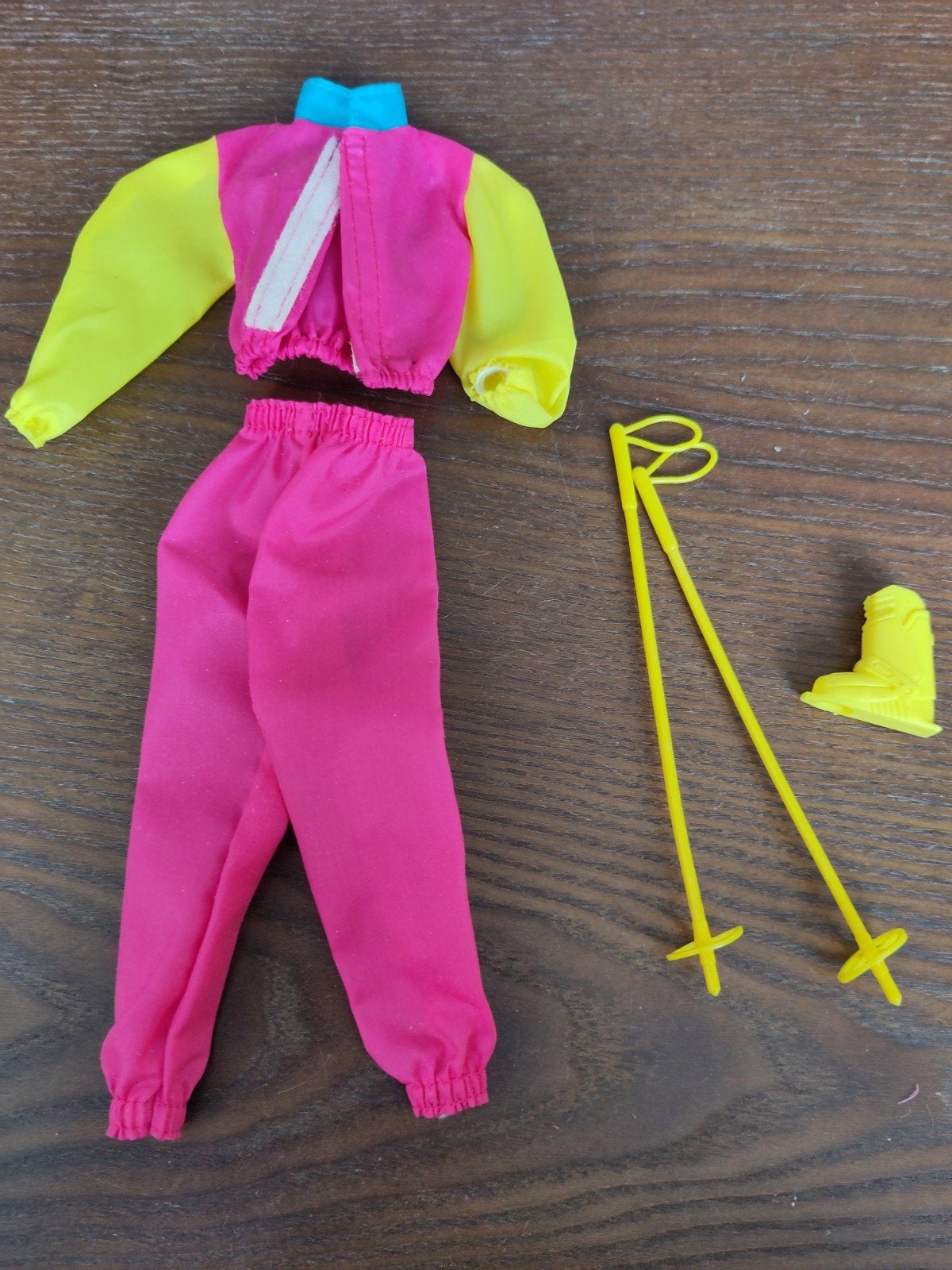 Barbie skipak met ski stokken, Ophalen of Verzenden, Pop