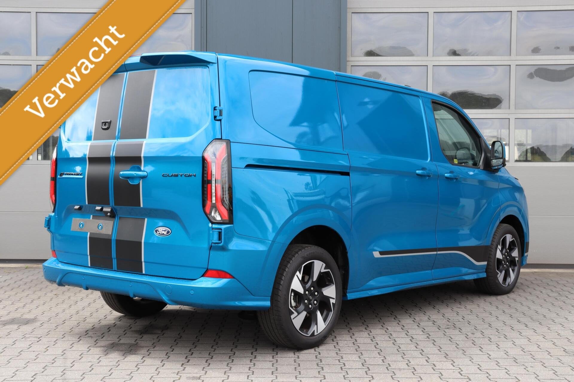 Ford E-Transit Custom L1H1 SPORT 65 kWh l ELEK. SCHUIFDEUR l, Auto's, Bestelauto's, 330 km, Stof, Gebruikt, Zwart