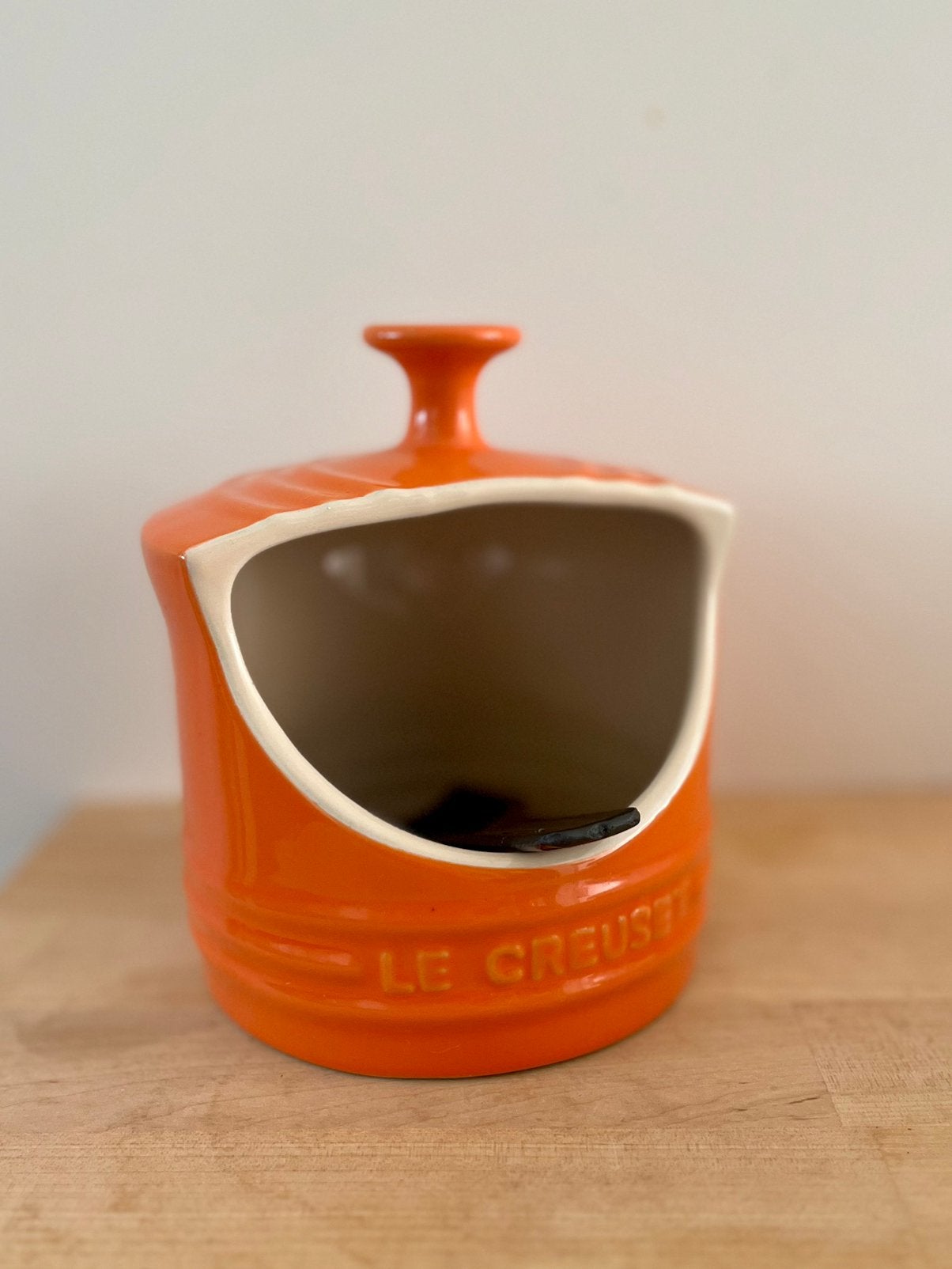 Le Creuset zoutpot / zoutvarken met lepel, Pot, Bus of Blik, Le Creuset, Ophalen of Verzenden, Zo goed als nieuw