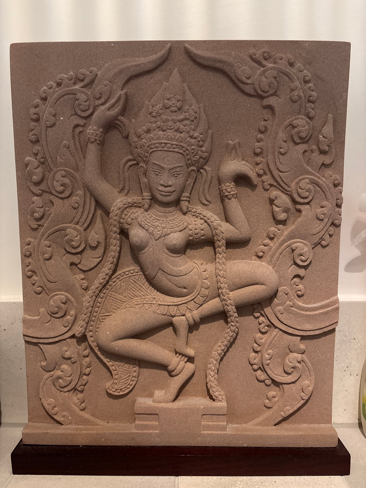 Prachtig stenen reliëf van Apsara danseres Cambodja, Ophalen, Handgemaakt, 20 - 50 cm, Steen of Keramiek