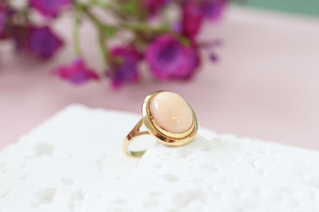 18 Karaat Gouden Dames Ring Met Roze Koraal, Ophalen of Verzenden, Roze, Met edelsteen, Dame