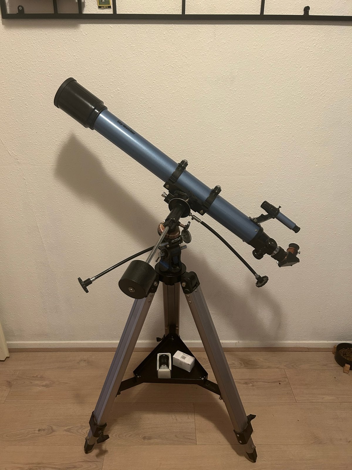 Sky-Watcher Telescoop D=70mm F=900mm met statief, Audio, Tv en Foto, Optische apparatuur | Telescopen, Ophalen, Gebruikt, Lenzentelescoop (refractor)