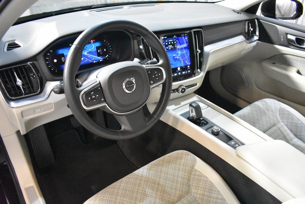 Volvo V60 B3 163PK Essential | Trekhaak | Google Infotainmen, Auto's, Automaat, 4 cilinders, 1634 kg, 24 maanden