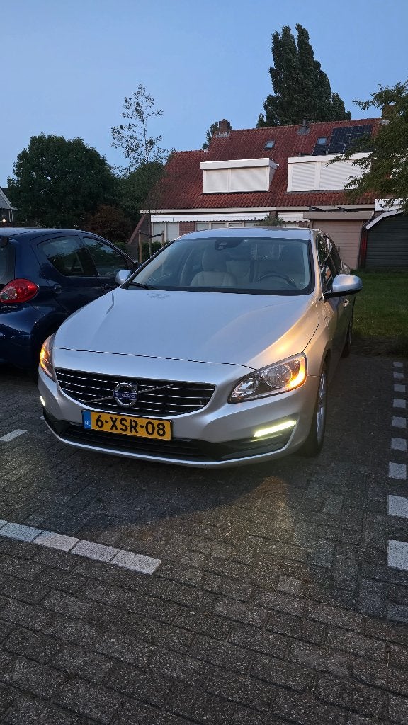 Volvo V60 D6 Plug-in Hybrid AWD Automaat | APK tot 06-2027, Automaat, 1800 kg, Beige, Vierwielaandrijving