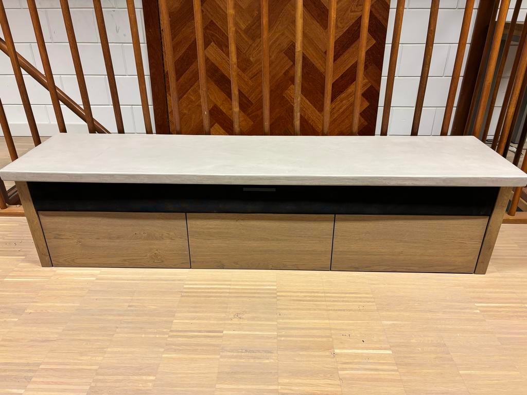 Eikenhouten tv-meubel met betoncire blad, Huis en Inrichting, Kasten | Televisiemeubels, Ophalen, 150 tot 200 cm, Eikenhout, Nieuw