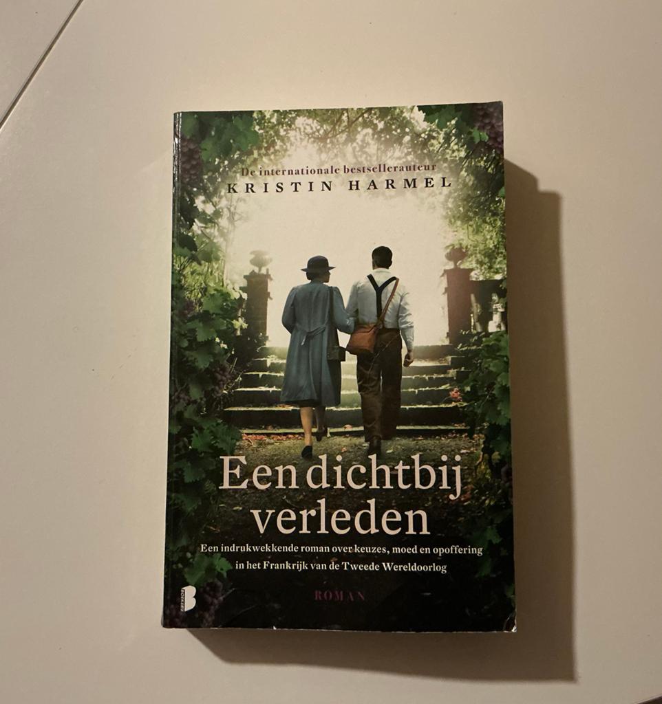 Een Dichtbij Verleden, Kristin Harmel, Boeken, Ophalen of Verzenden, Zo goed als nieuw