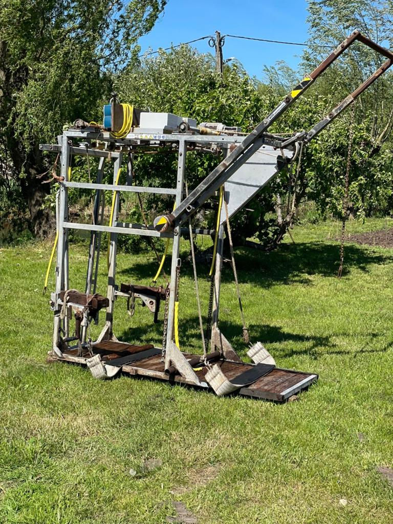Electrische klauwbekapbox voor vee, Ophalen