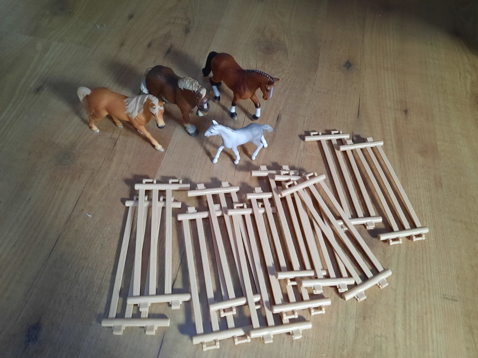 Schleich paarden set: 3 paarden, 1 veulen en hekken, Ophalen of Verzenden, Gebruikt