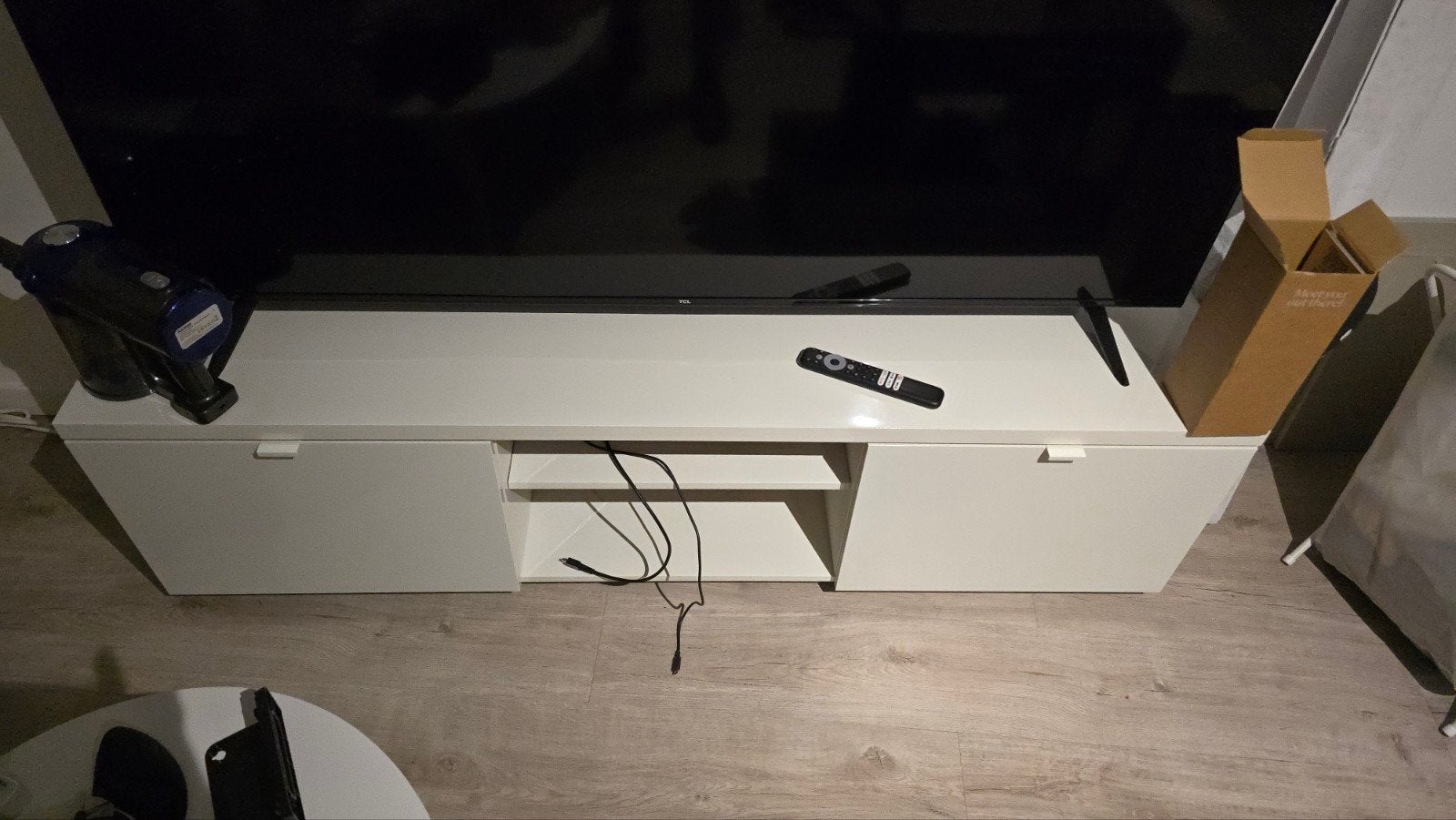 IKEA Byas TV meubel - Wit, modern design, Huis en Inrichting, Kasten | Televisiemeubels, Ophalen, 150 tot 200 cm, Zo goed als nieuw