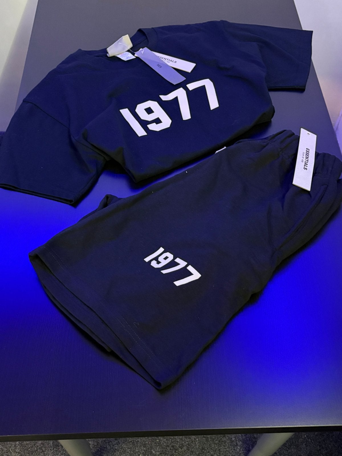 Fear of God Essentials 1977 T-shirt & Short Set, Kleding | Heren, Heren-kledingpakketten, Nieuw, Overige maten, Ophalen of Verzenden