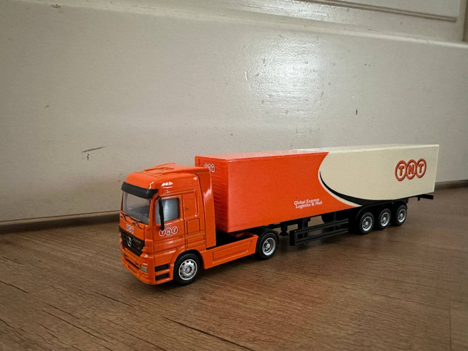TNT Mercedes, Overige merken, Groter dan 1:32, Ophalen of Verzenden, Zo goed als nieuw