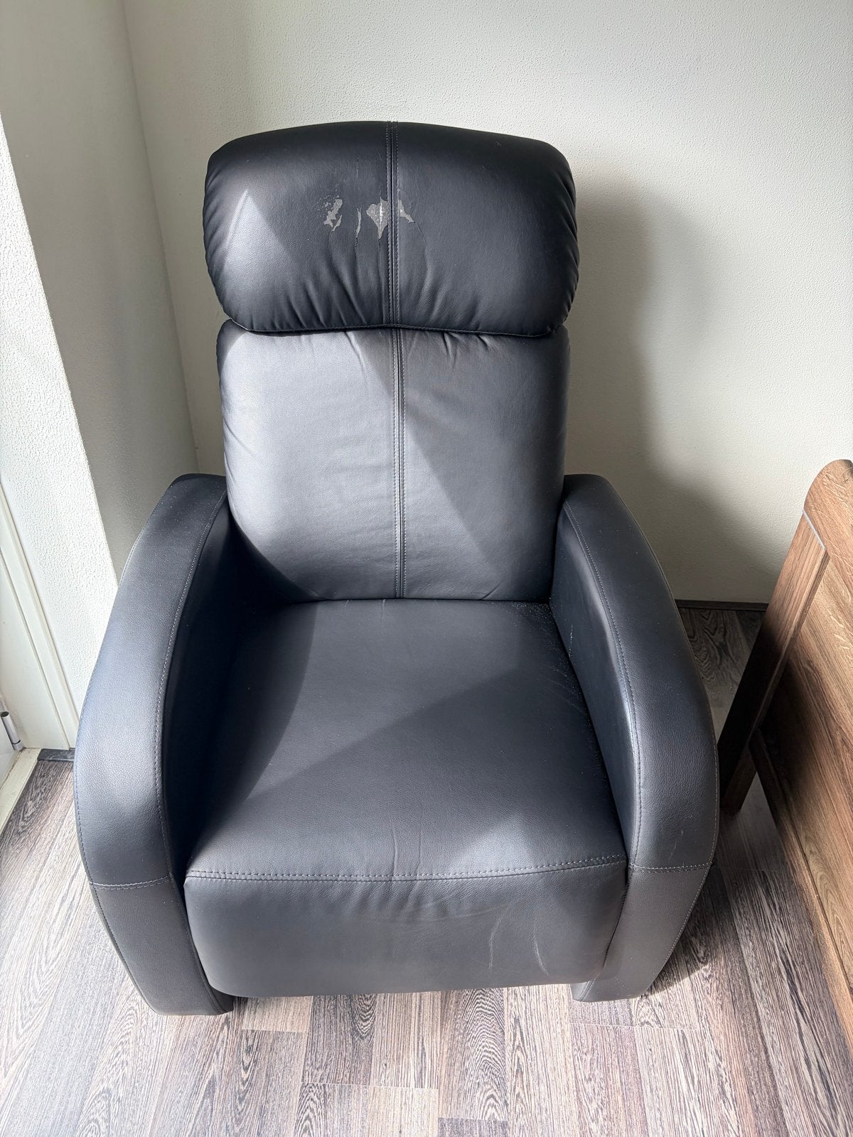Zwarte relaxfauteuil met gebruikssporen, Huis en Inrichting, Stoelen, Ophalen, Gebruikt, Zwart, Leer