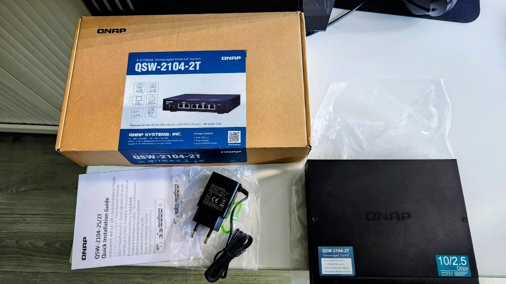 QNAP QSW-2104-2T Switch – 2x 10GbE + 4x 2.5GbE, Ophalen of Verzenden, Zo goed als nieuw