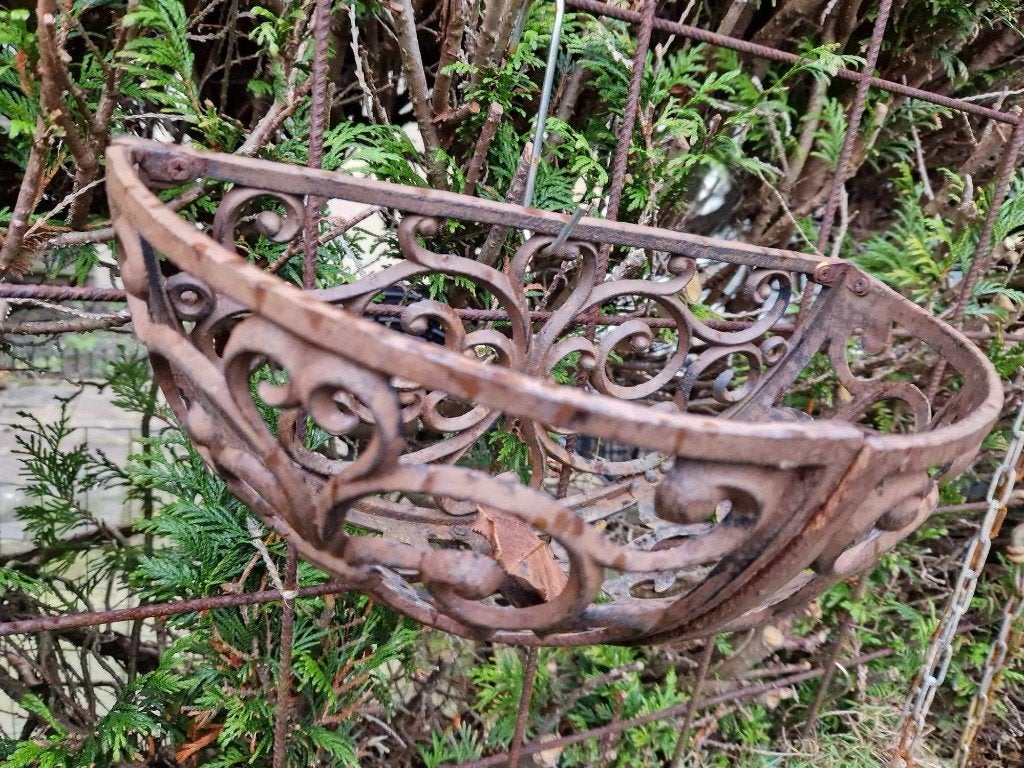 2 decoratieve halfronde gietijzeren plantenhangers(brocante), Tuin en Terras, Gebruikt, Minder dan 30 cm, Minder dan 60 cm, Rond