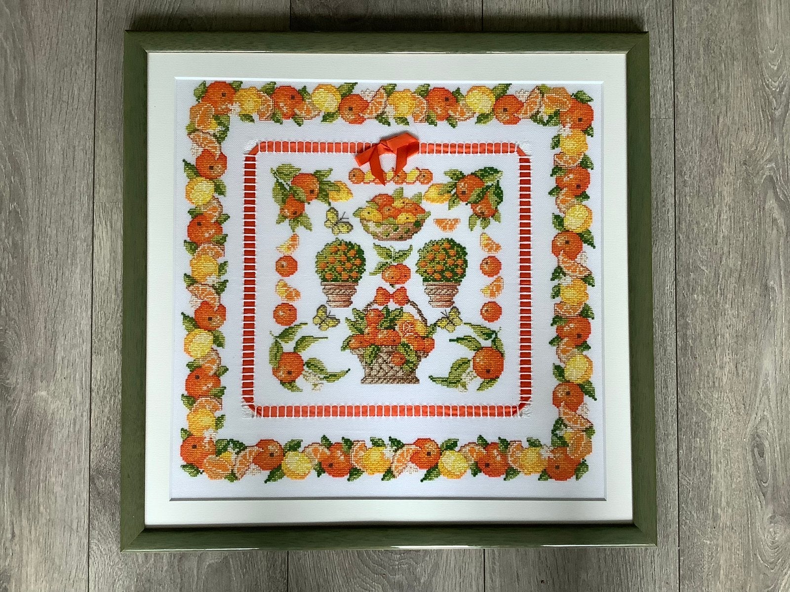 Schitterende merklap met fruittafereel geborduurd, Ophalen, Zo goed als nieuw, Handgemaakt, 51 cm