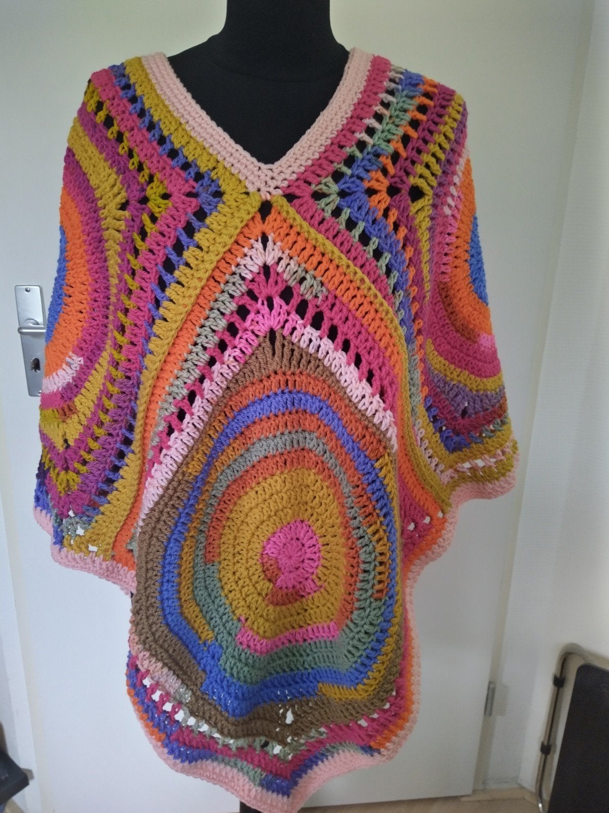 Nieuwe handgehaakte poncho van zacht acrylgaren, Handgemaakt, Ophalen of Verzenden, Nieuw