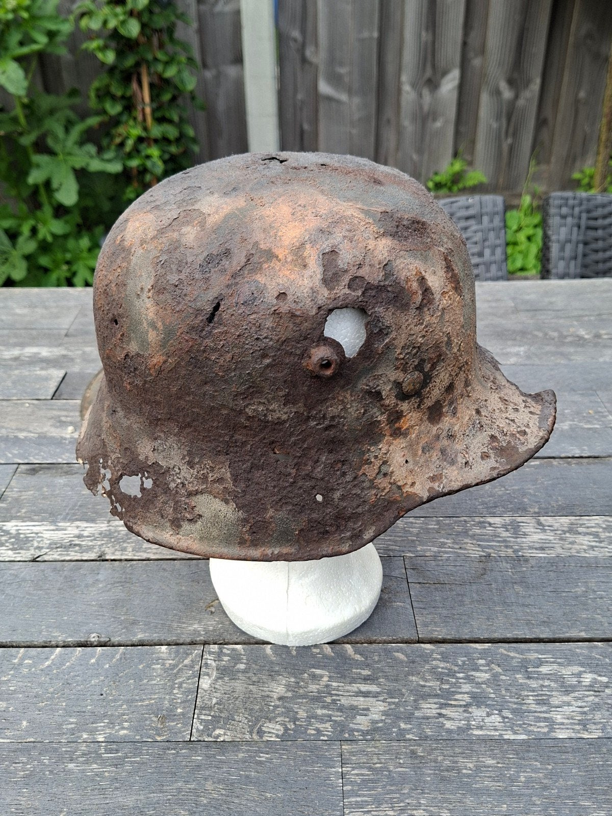 Bodemvondst WO1 Duitse M18 stahlhelm (met resten camouflage), Ophalen of Verzenden, Landmacht, Duitsland, Helm of Baret