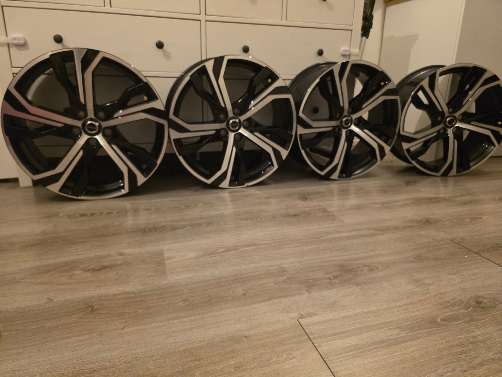 Volvo Velgen 19 inch - Nette Staat met Kleine Puntjes, 19 inch, Velg(en), Ophalen of Verzenden, 235 mm