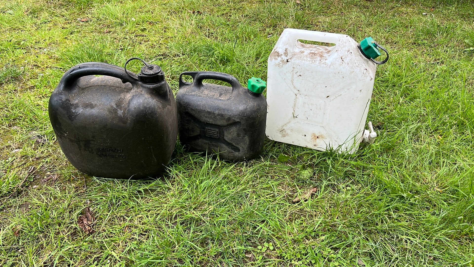 Jerrycans 2 benzine en 1 water, Ophalen, Gebruikt