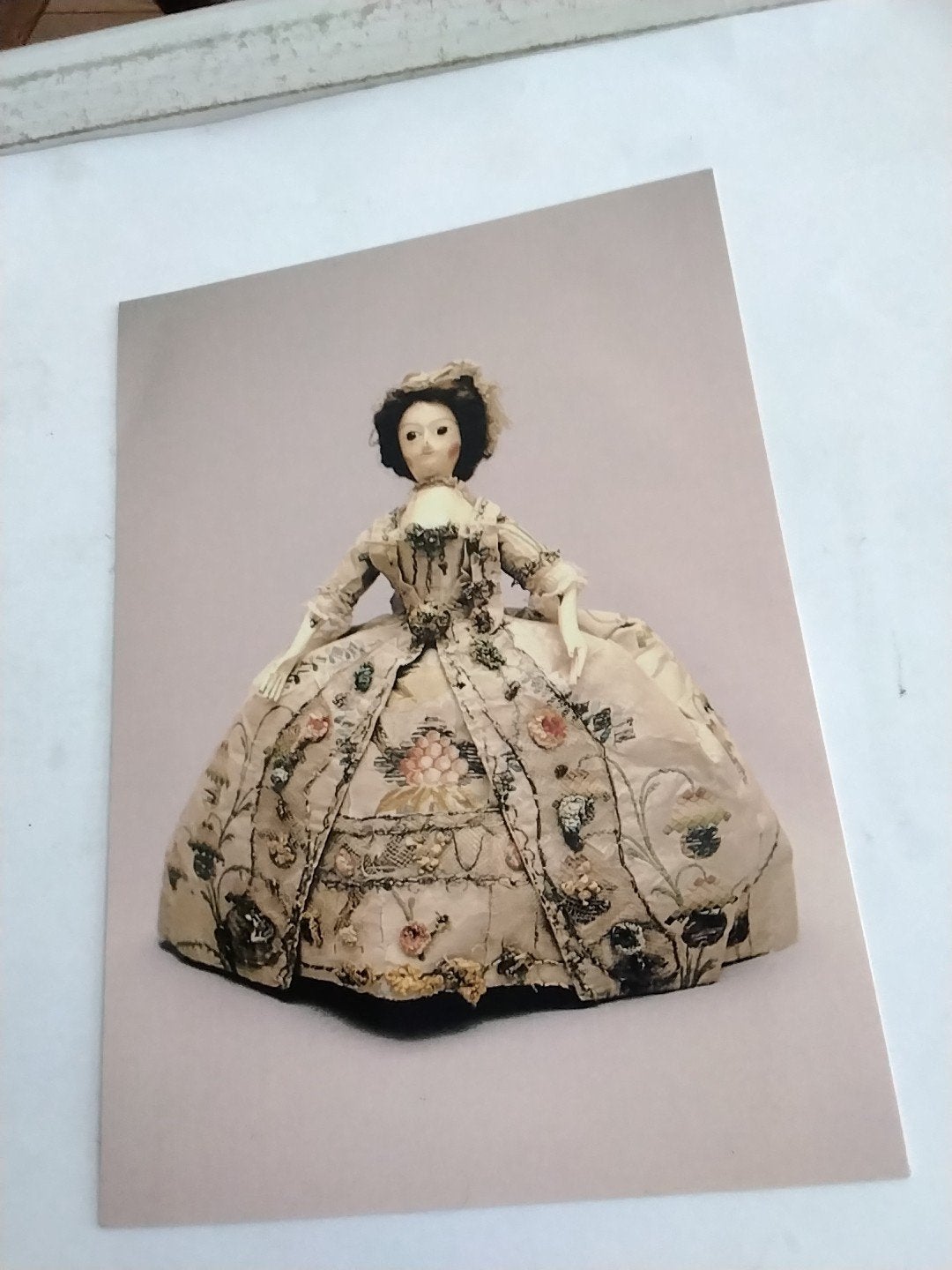 Ansichtkaart: Pop en Engelse zijden japon, ca. 1750, Ophalen of Verzenden