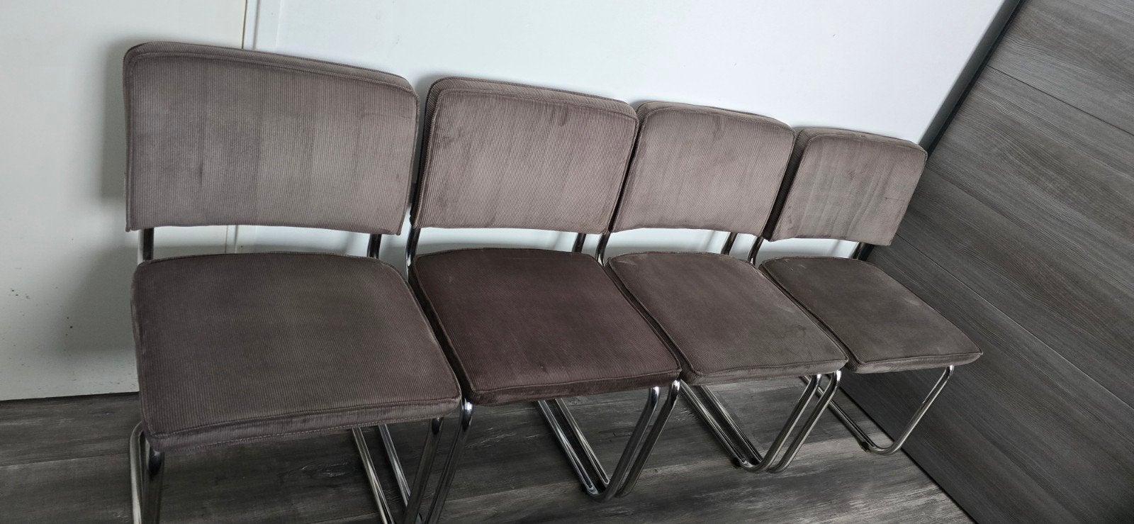 Zuiver Ridge Rib ribstof buisframe stoel set 4x, Huis en Inrichting, Stoelen, Ophalen, Zo goed als nieuw, Grijs, Vier