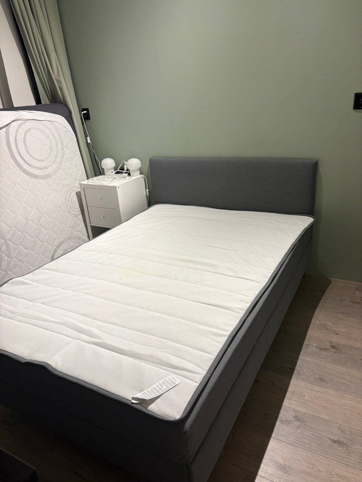 Boxspring säbövik grijs, Huis en Inrichting, Slaapkamer | Boxsprings, Ophalen, Gebruikt, 140 cm, Twijfelaar