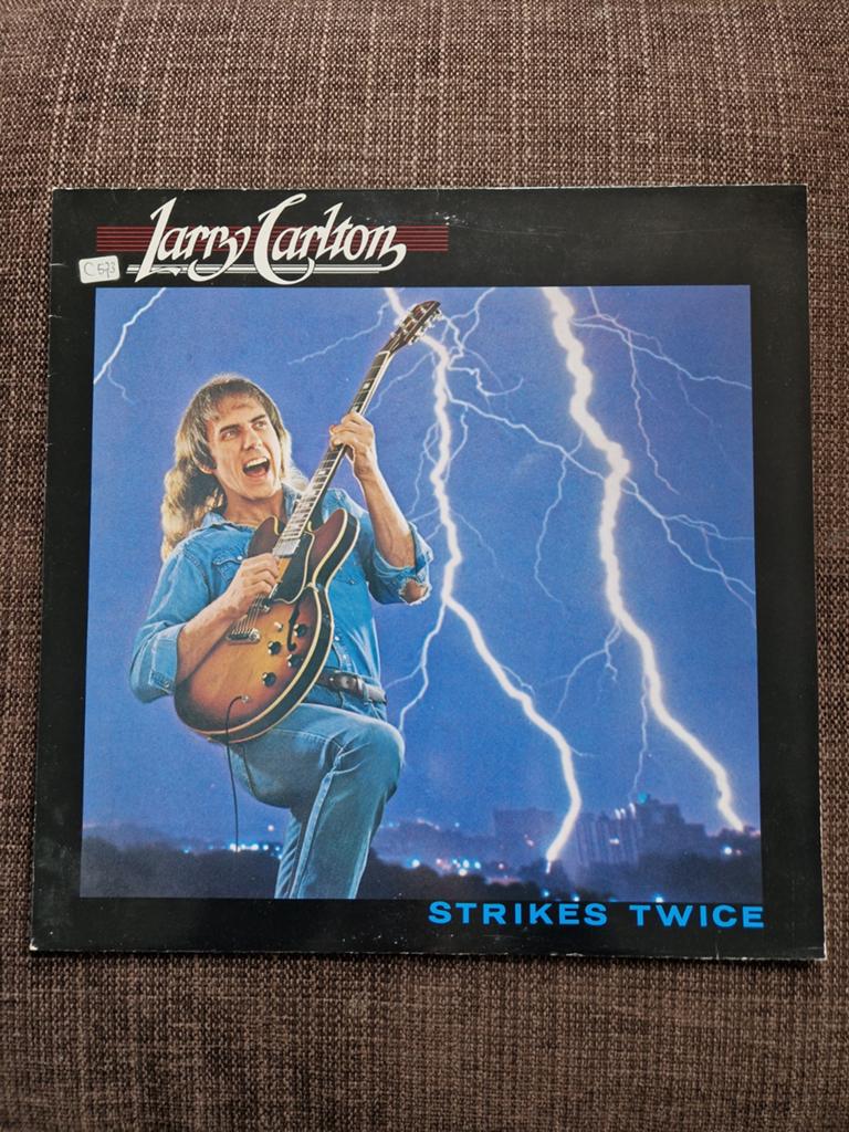 Larry Carlton - Strikes Twice LP (1980), Cd's en Dvd's, Vinyl | Jazz en Blues, Inclusief binnenhoes, Ophalen of Verzenden, Gebruikt