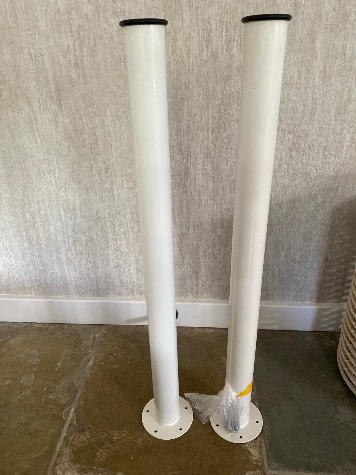 2x Witte metalen poten van Ikea, Gebruikt, Metaal, Ophalen of Verzenden, 70 cm