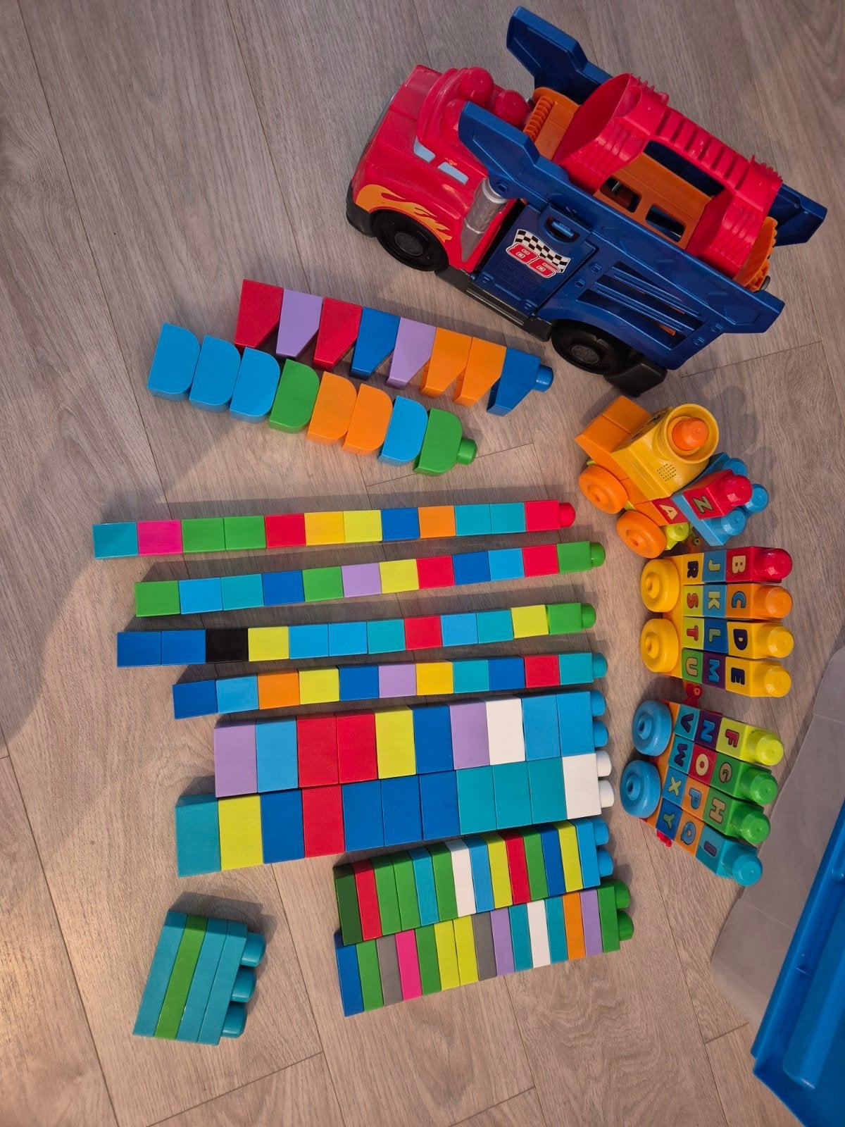 Mega Bloks speelgoedset: vrachtwagen, trein en bouwblokken, Ophalen of Verzenden, Gebruikt, Megabloks
