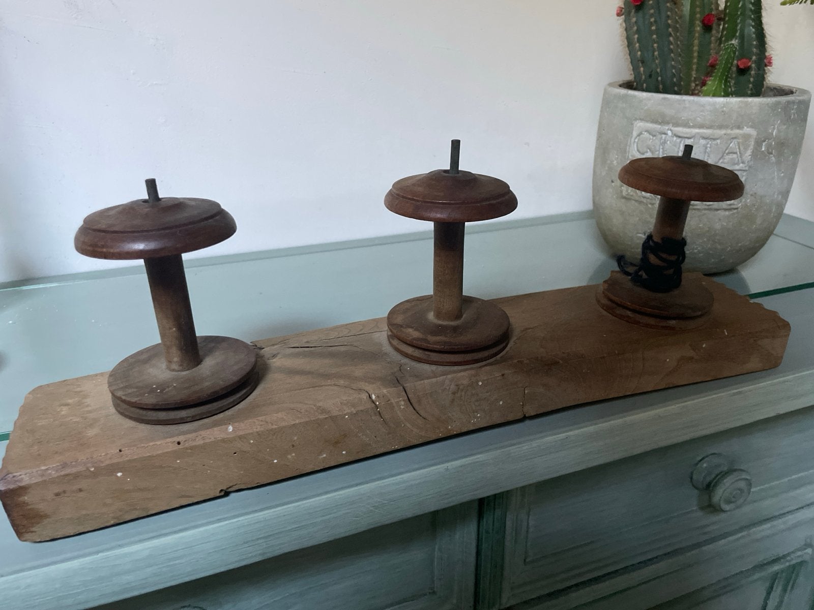 Vintage houten spoelhouders op plank, Ophalen of Verzenden