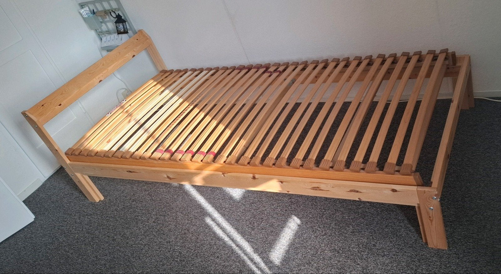 Eenpersoons ikea bed Neiden, met lattenbodem - Hout, Ophalen, 90 cm, Zo goed als nieuw, 200 cm