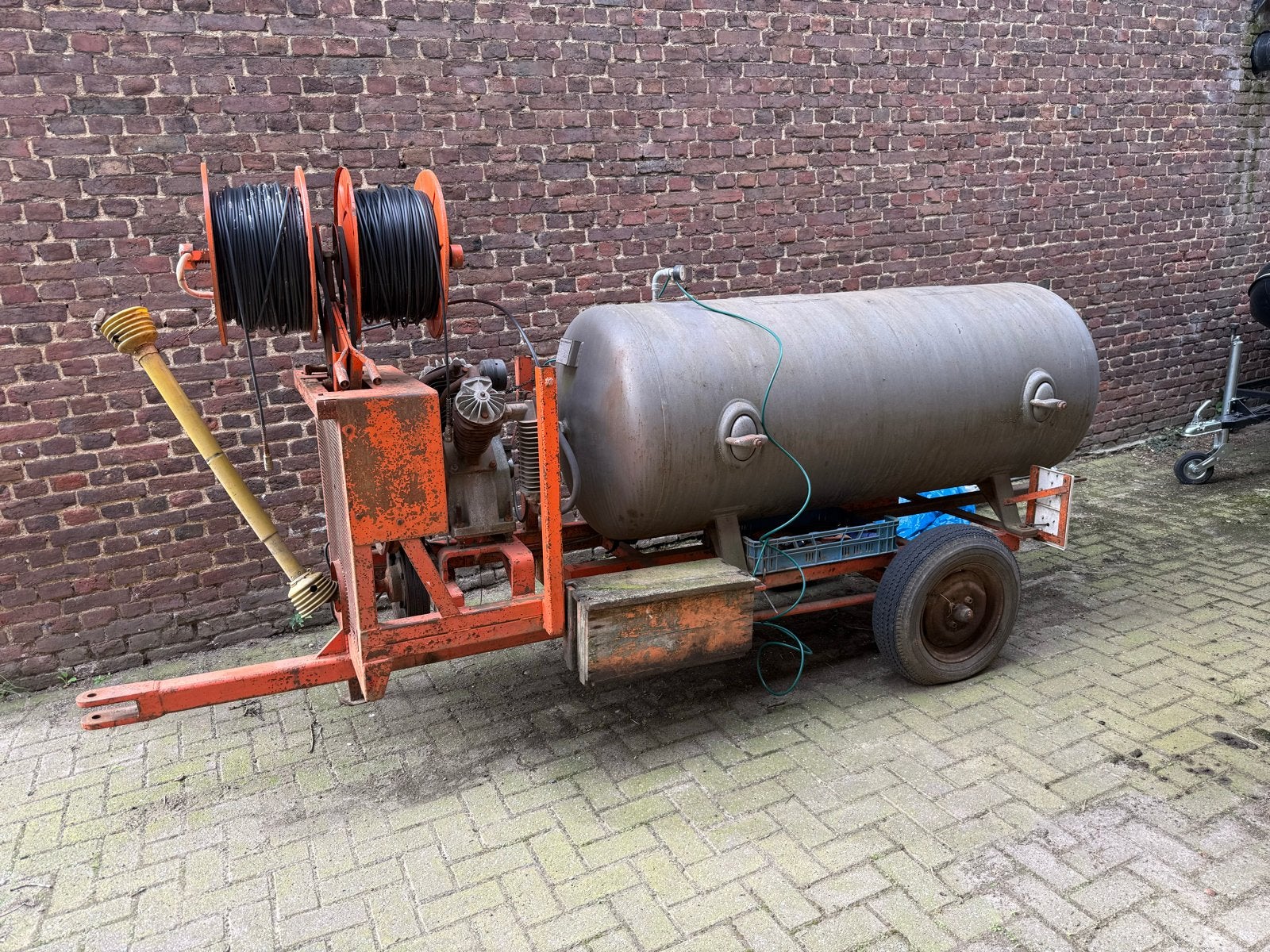Mobiele compressor met haspels en 1000L tank, Doe-het-zelf en Verbouw, Ophalen, Gebruikt, 200 tot 400 liter/min, Mobiel