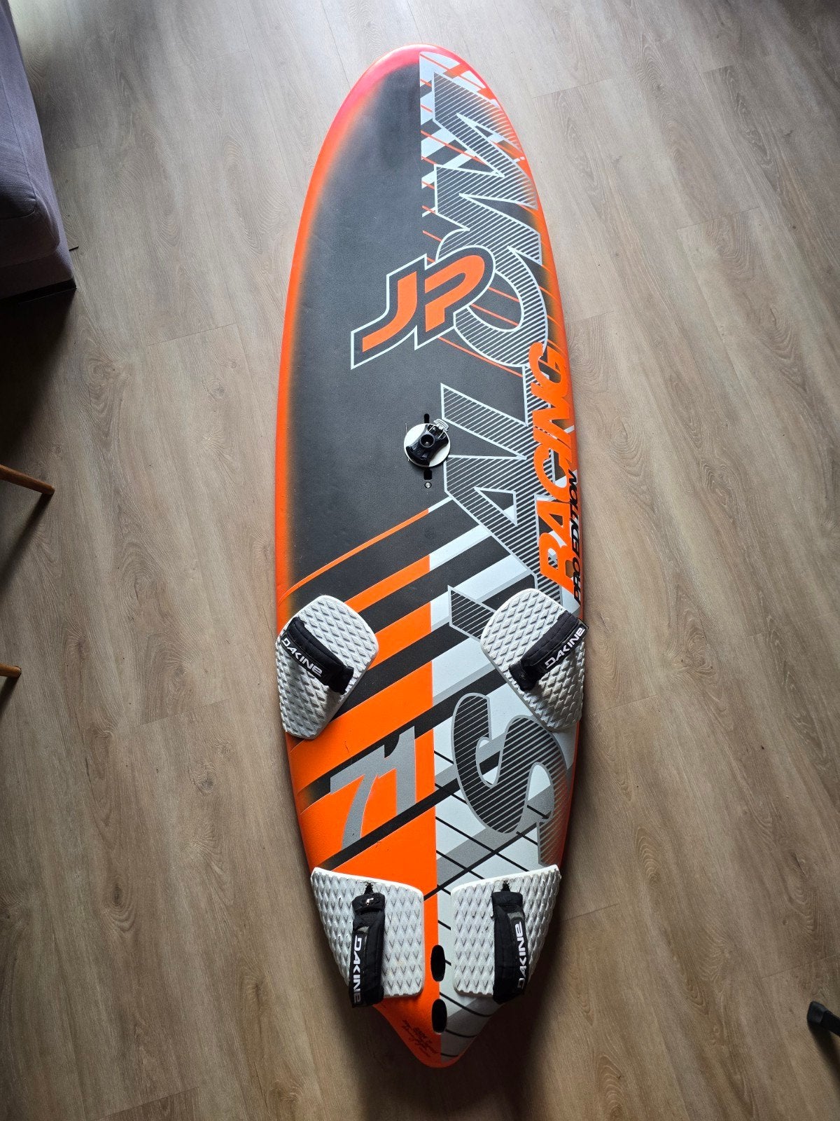 JP Slalom 71 Windsurfboard, Watersport en Boten, Windsurfen, Met voetbanden, Gebruikt, Minder dan 250 cm, Ophalen of Verzenden