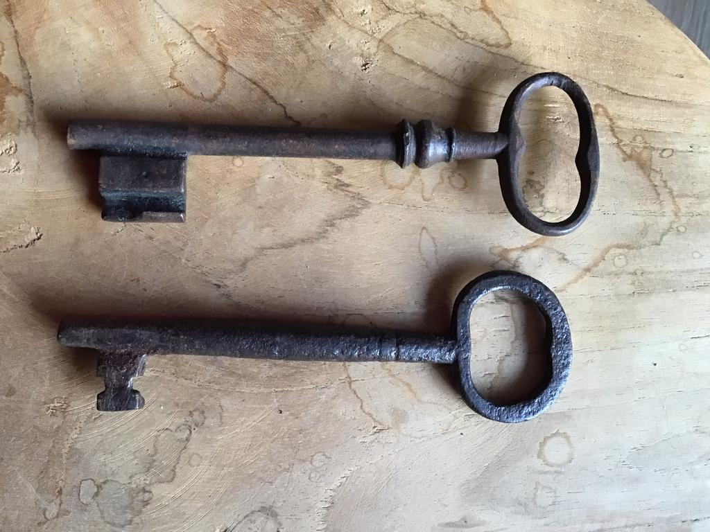 2 antieke sleutels,brocante ijzeren sleutel, Antiek en Kunst, Curiosa en Brocante, Ophalen